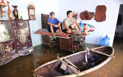 Xuất hiện 'làng rác nổi' ngay sát Hà Nội bốc mùi hôi thối sau 7 ngày ngập lụt
