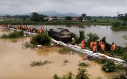 Video: Nước tràn qua đê, người dân trắng đêm chạy lụt ở Chương Mỹ, Hà Nội