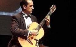 Nghệ sỹ Enrique  Munoz biểu diễn trên cây đàn Swallow Guitars mang thương hiệu Việt