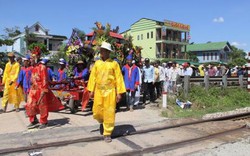 Đám tang chú rể Nguyễn Khắc Long: Cô dâu ngất lịm trong vòng tay người thân