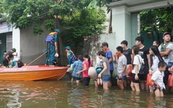 Clip: Ngập lụt, dân Thủ đô xếp hàng chờ thuyền để đi làm, đi học