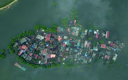 Clip: Làng ngập lụt ở Hà Nội nhìn từ trên cao như ốc đảo hình cá