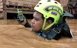 Ảnh: Cứu hộ Thái Lan lội bùn, nước đỏ ngầu tìm người mất tích ở Lào