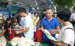 Người dân thích thú đến Thành ủy Hà Nội mua rau, thịt đặc sản