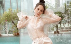 Angela Phương Trinh mặc áo trong suốt khoe đường cong cơ thể