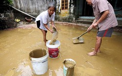 Sau lũ, người dân Chương Mỹ vật vã dọn bùn, "nát tay" vẫn chưa xong