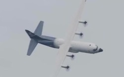 Máy bay dân sự nặng 36 tấn nhào lộn trên không như... chiến đấu cơ