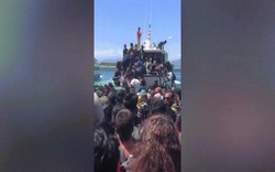 Hãi hùng cảnh du khách đổ xô lên tàu vì sợ sóng thần ở Indonesia