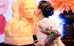 Danh ca Khánh Ly bất ngờ hôn tượng nhạc sĩ Trịnh Công Sơn