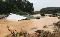 Kon Tum: Hàng chục ngôi nhà bị nhấn chìm trong biển nước