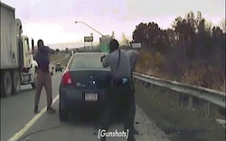 Khoảnh khắc cảnh sát Mỹ đấu súng kịch tính với kẻ đi quá tốc độ
