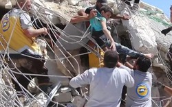 Nổ kho đạn ở Syria: Hối hả kéo trẻ em bị vùi lấp khỏi tòa nhà sập
