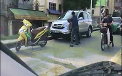 Clip: Sau chạm giao thông, hai tài xế lao vào đánh nhau như phim 