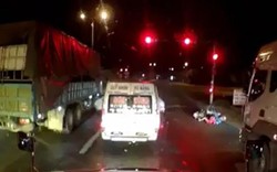 Nhân viên nhà xe đánh người đi xe máy chở trẻ nhỏ ngã lăn ra đường