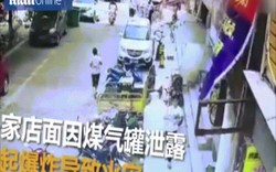 Video: Nhà hàng TQ nổ tung thành cầu lửa cách người đi bộ vài cm