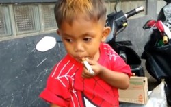 Sốc: Bé trai 2 tuổi nghiện thuốc lá, ngày phải hút 40 điếu