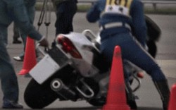 Video: Cảnh sát Nhật Bản luyện tuyệt kỹ lái môtô, quái xế run sợ