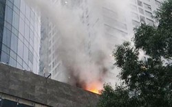 Hà Nội: Cháy công trình trên đường Cầu Giấy, khói bốc cao chục mét