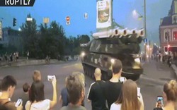 Thót tim cảnh xe phóng tên lửa đâm vào trung tâm thương mại Ukraine