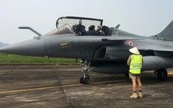 Ảnh, clip: Tiêm kích đa năng của Pháp đến sân bay Nội Bài
