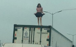 Cô gái nói lý do mặc váy quậy "tưng bừng" trên nóc xe container