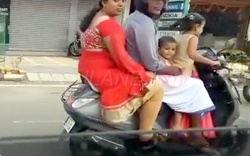 SỐC: Bé gái 5 tuổi "đứng" lái xe máy chở đại gia đình phóng vun vút