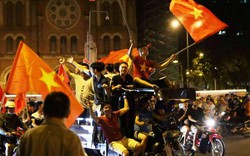 Ngàn người thức trắng đêm đi “bão”, mừng chiến thắng nghẹt thở của U23 Việt Nam