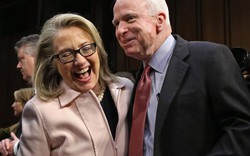 Ông John McCain từng thi uống rượu với bà Hillary Clinton