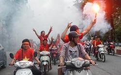 Ảnh: Người hâm mộ diễu hành, đốt pháo sáng ủng hộ tuyển Việt Nam