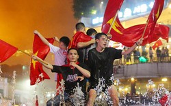 Ảnh, clip: Cổ động viên đổ ra đường vẫy cờ tắm mưa dù Việt Nam thua