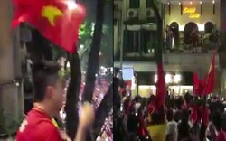 Hàng trăm fan vây kín nhà Tuấn Hưng sau trận U23 để làm điều này