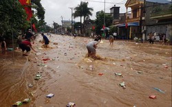 Kho hàng siêu thị ở Sơn La bị lũ cuốn, người dân lao ra vớt