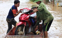 Sơn La: Kiếm bộn tiền nhờ dịch vụ đưa người và xe qua nước lũ