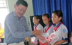 Báo Dân Việt, HND Long An tặng quà trung thu sớm cho trẻ vùng biên