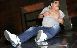 Huyền thoại bóng đá Maradona hồn nhiên... khoe ngực nơi công cộng