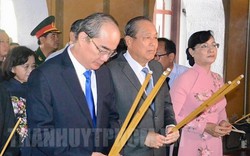 Lãnh đạo TP.HCM dâng hương viếng Chủ tịch Hồ Chí Minh và Chủ tịch Tôn Đức Thắng