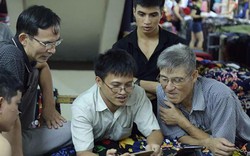 Ảnh: Tiểu thương hò hét, cổ vũ Olympic Việt Nam qua smartphone