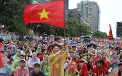 U23 Việt Nam tuột mất huy chương, trăm CĐV trên phố đi bộ lại hành động bất ngờ