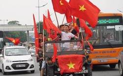 Hàng nghìn CĐV khí thế chờ đón Olympic Việt Nam ở Nội Bài