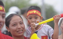 Chùm ảnh: Các em nhỏ đội mưa vẫy cờ, chờ đón Olympic Việt Nam