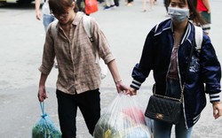 Sau kỳ nghỉ lễ, người dân mang cả "siêu thị” từ nhà lên thành phố