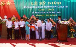 Khai giảng 2018 - 2019:  Báo Dân Việt tặng học bổng cho học sinh nghèo