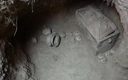 Hy Lạp: Đỗ xe dưới bóng cây, phát hiện hầm mộ cổ 3.400 năm