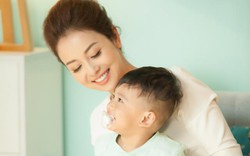 Hoa hậu Jennifer Phạm mang theo con trai út 20 tháng tuổi đi làm