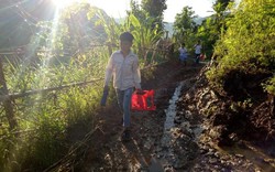 Sơn La: Học sinh đi bộ hàng cây số, lội bùn đến trường khai giảng