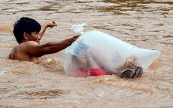 Học sinh Điện Biên chui túi nilon vượt suối lũ tới trường khai giảng