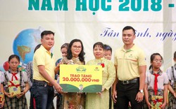 Đạm Cà Mau trao 300 triệu đồng và 25.000 quyển vở cho học sinh nghèo