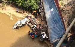 Người dân giải cứu tài xế lái xe container bị rơi xuống vực sâu