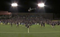 Đội bóng Mỹ chơi ngông, đem trực thăng rải 100 triệu đồng cho khán giả