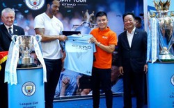 Quang Hải nói gì khi cùng danh thủ Man City nâng Cúp NHA?